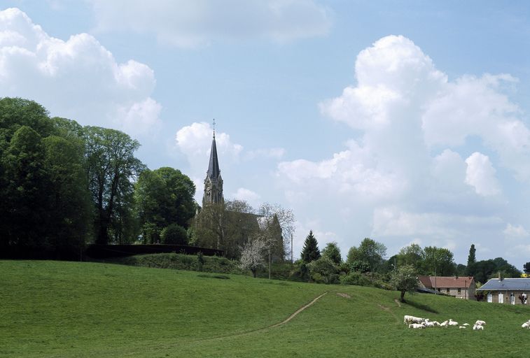 Vue générale du village et de l'église depuis le sud.