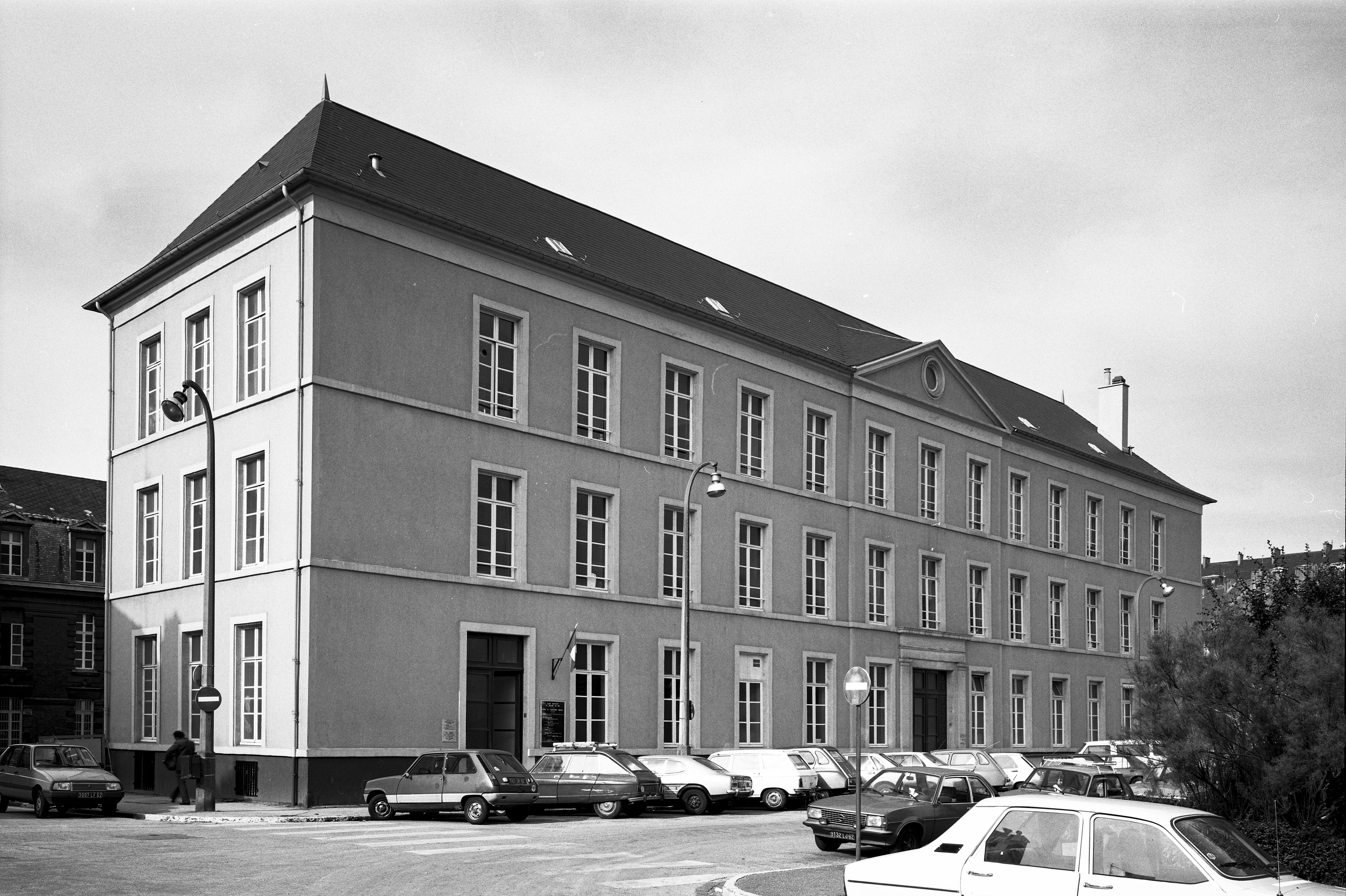 Ecole dite Atelier de filets de pêche, puis Ecole communale Navarin, et hospice, actuellement institut de recherche dit centre d'hygiène alimentaire