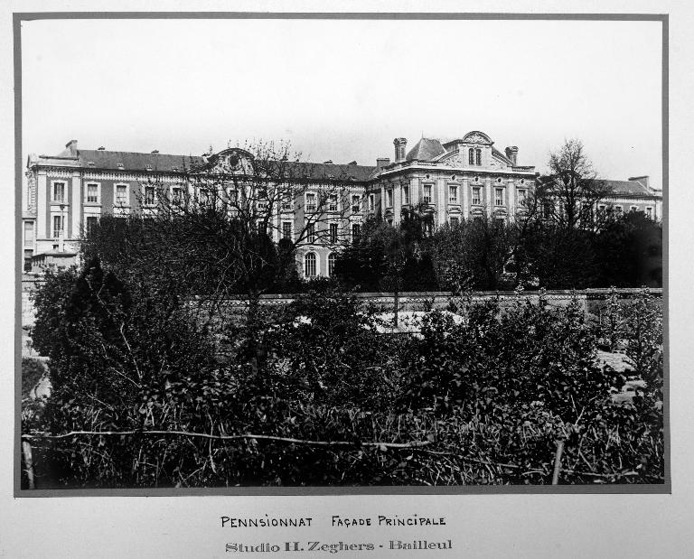 Ancien asile d'aliénés, puis hôpital psychiatrique, puis centre hospitalier spécialisé (CHS), dit établissement public de santé mentale des Flandres