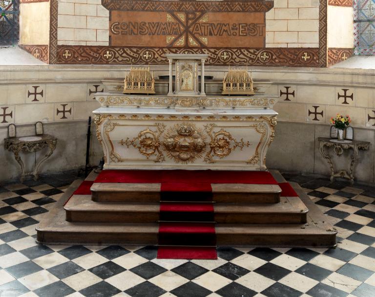 Ensemble du maître-autel (autel tombeau, gradin d'autel, tabernacle architecturé), de style rocaille