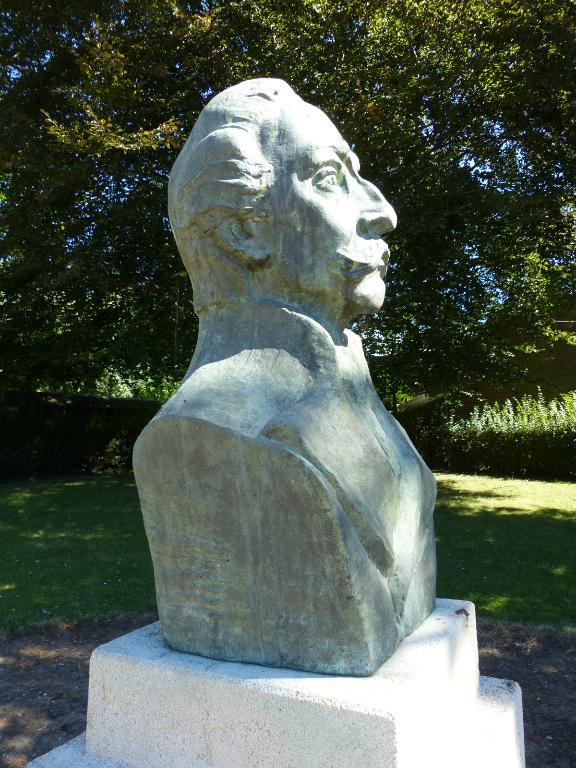 Monument au romancier et folkloriste picard Henri Carnoy (1861-1930)