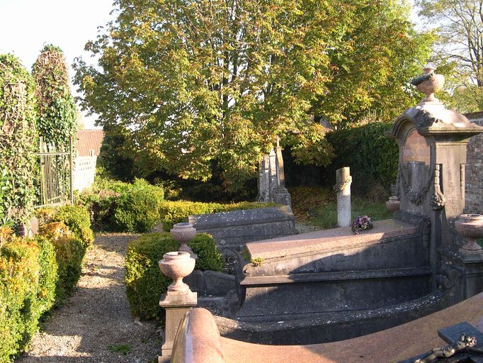 Enclos funéraire de la famille Monnoyer-Debary (ancien cimetière privé)