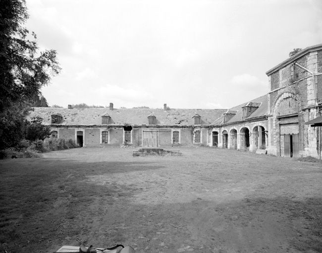 Anciennes écuries du château (détruit) de Mailly-Maillet, puis brasserie Albert Levisse