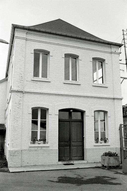 Ancienne serrurerie Parise, puis Lacotte et fonderie Caron, devenue usine de petite métallurgie Lecat Porion, aujourd'hui Atelier de Bobinage du Vimeu