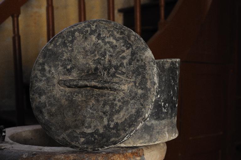 Ancienne réserve à eau baptismale, actuellement garniture des fonts baptismaux