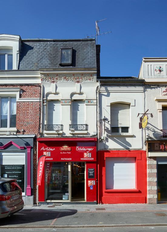 Vue générale de la façade de la boulangerie Mérienne-Flament depuis la rue de Péronne.