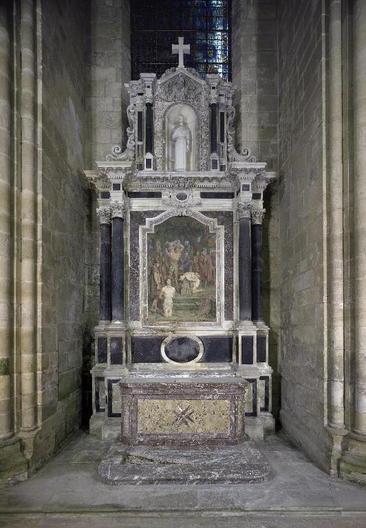 Ensemble de l'autel secondaire Saint-Crépin et Saint-Crépinien (plate-forme d'autel, autel-tombeau, gradin d'autel, retable architecturé à niche)