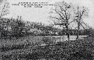 Carte postale représentant l'étang et une vue partielle du village, après l'offensive de 1918 (coll. part.).