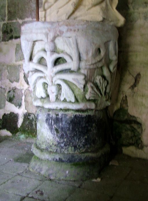 Statue volée (petite nature) : Saint Gautier, et chapiteau formant socle