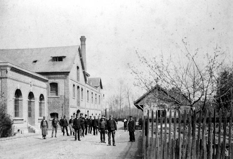 Ancienne usine de papeterie Failliot, devenue usine textile (cordage et effilochage de coton) Abel Valet, puis usine de produits chimiques Philipps Pain, puis SPCI