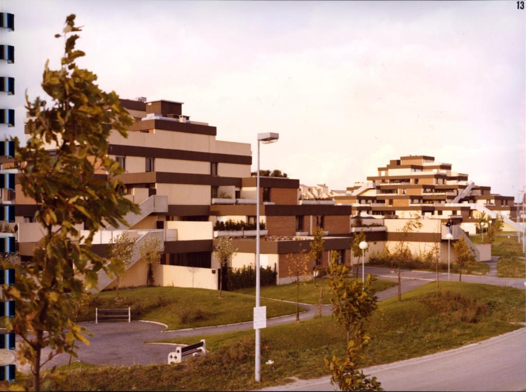 En 1978 : Les Pyramides, quartier Le Château (Michel Andrault et Pierre Parat, 1976) (AC Villeneuve-d'Ascq ; 16W3).