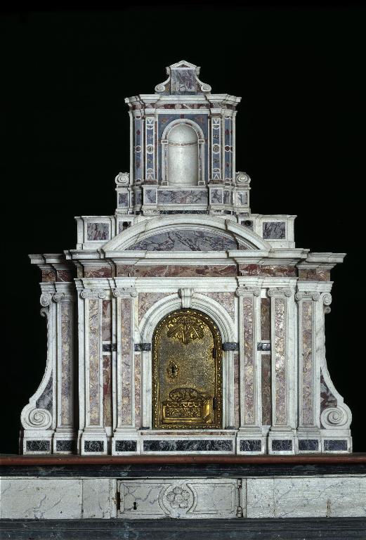 Tabernacle architecturé (tabernacle à ailes) de l'ensemble du maître-autel