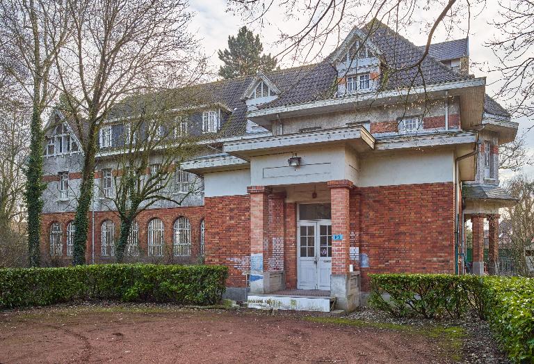 Ancien asile d'aliénés, puis hôpital psychiatrique, puis centre hospitalier spécialisé (CHS), dit établissement public de santé mentale des Flandres