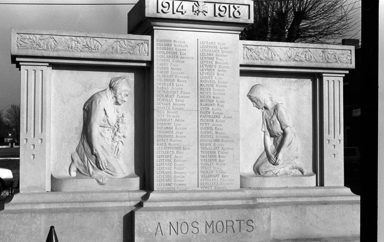 Ensemble de quatre bas-reliefs : La Mère et l'épouse du soldat mort, Tombe de soldat et Le Semeur