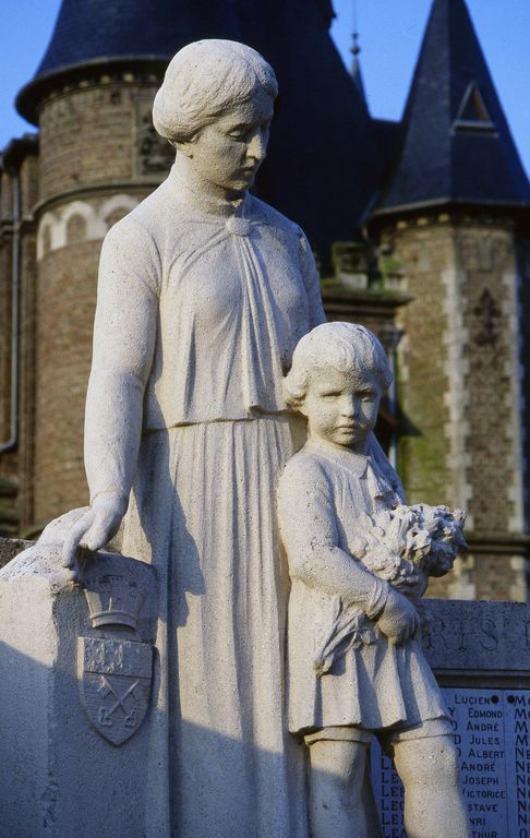 Groupe sculpté : La Veuve et l'orphelin