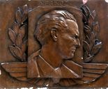 Bas-relief : buste de Jean Mermoz en aviateur