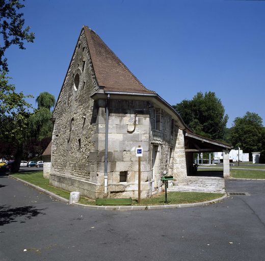 Ancien moulin à blé, devenu minoterie, puis usine de décolletage dite moulin Mazeau, actuellement foyer de l'Ecole de Direction du Transport et de la Logistique