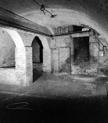 Maison, anciennement hôtel de l'évêque de Cambrai, puis refuge de l'abbaye de Crespin, hôtel du gouverneur