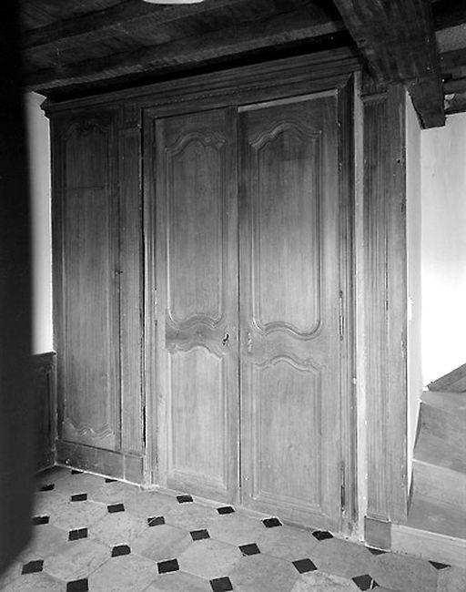 Lambris de hauteur et armoire