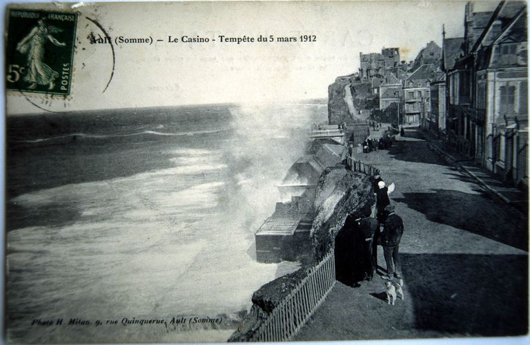 Le front de mer sous la tempête, carte postale, 1er quart du 20e siècle (coll. part.).