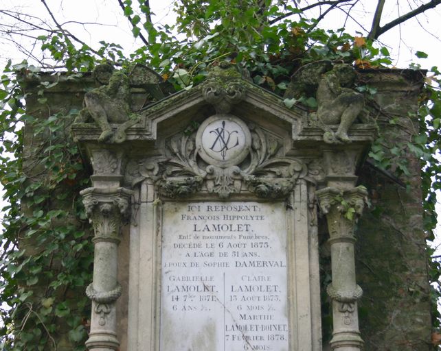 Enclos funéraire de la famille de l'entrepreneur de monuments funèbres François Hippolyte Lamolet [Lamolet-Damerval]