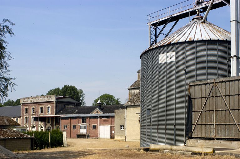 Ancien moulin à foulon et moulin à huile Ducarroy, puis moulin à farine Adam, devenu minoterie et usine de tabletterie Lanquepin, puis minoterie Mahieu, puis Coopérative agricole de Rochy-Condé