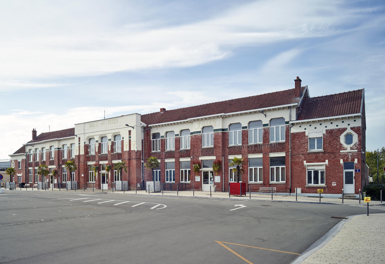 Groupe scolaire et salle des fêtes de Recquignies. 