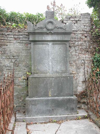 Tombeau (stèle funéraire) de la famille Roux et Lefèbvre