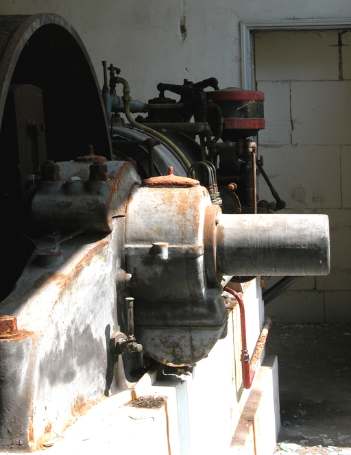 Deux moteurs à pistons à explosion (moteurs à gaz jumelés Winterthur), générateur électromécanique (dynamo Schneider) et alternateur triphasé Schneider