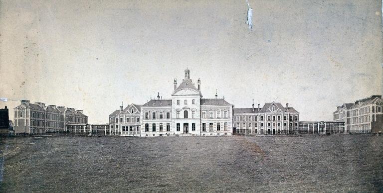 Ancien asile d'aliénés, puis hôpital psychiatrique, puis centre hospitalier spécialisé (CHS), dit établissement public de santé mentale des Flandres