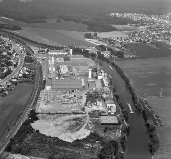 Ancien moulin à tan, puis à blé dit Moulin Pluchart ou de Rumigny, filature de viscose La Soie de Compiègne, puis usine de pneumatiques Englebert, puis Uniroyal, puis Michelin, puis Continental