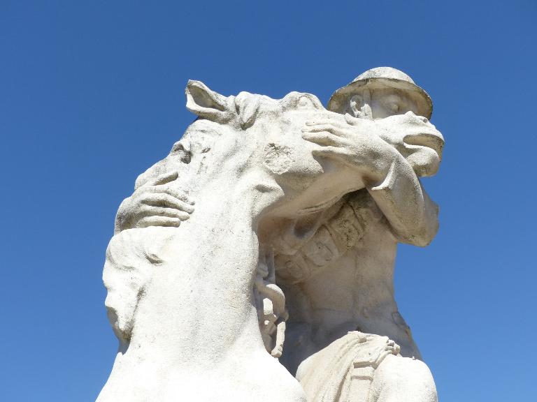 Monument aux morts de la 58e division britannique à Chipilly (soldat britannique et son cheval blessé)