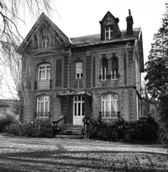 Boué, maison de médecin (étudiée), 1 rue d'Oisy.