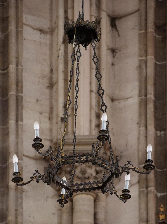 Lustre d'église de style néomédiéval