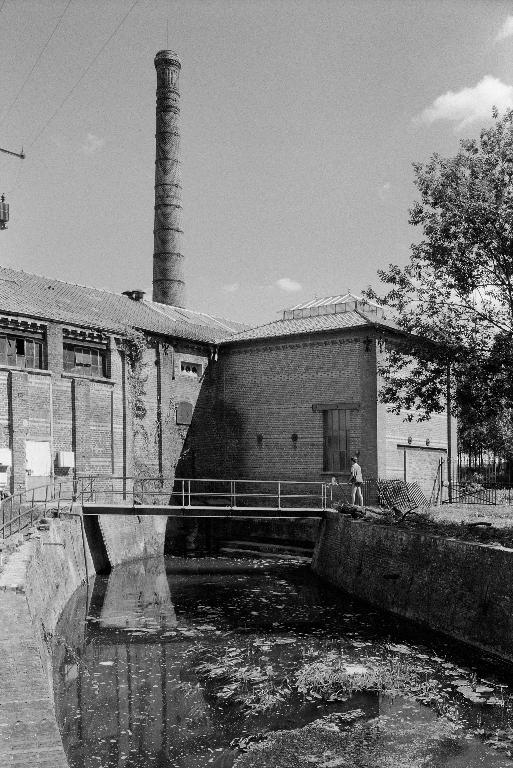 Ancienne filature Vve Dieu, puis carderie-filature Galland, puis tissage Bloch Meyer et Cie, puis filatures de Daours, devenues usine de roulements Rouca, puis usine de construction électrique Sté SCRM