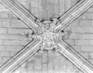 Clef de voûte de style gothique, début 16e siècle ; bas côté nord, 2e travée.