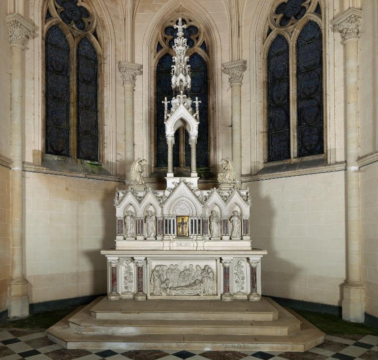 Ensemble du maître-autel (autel composite, degré et gradin d'autel, retable architecturé à niche, tabernacle architecturé, dais d'exposition, statuettes), de style néogothique