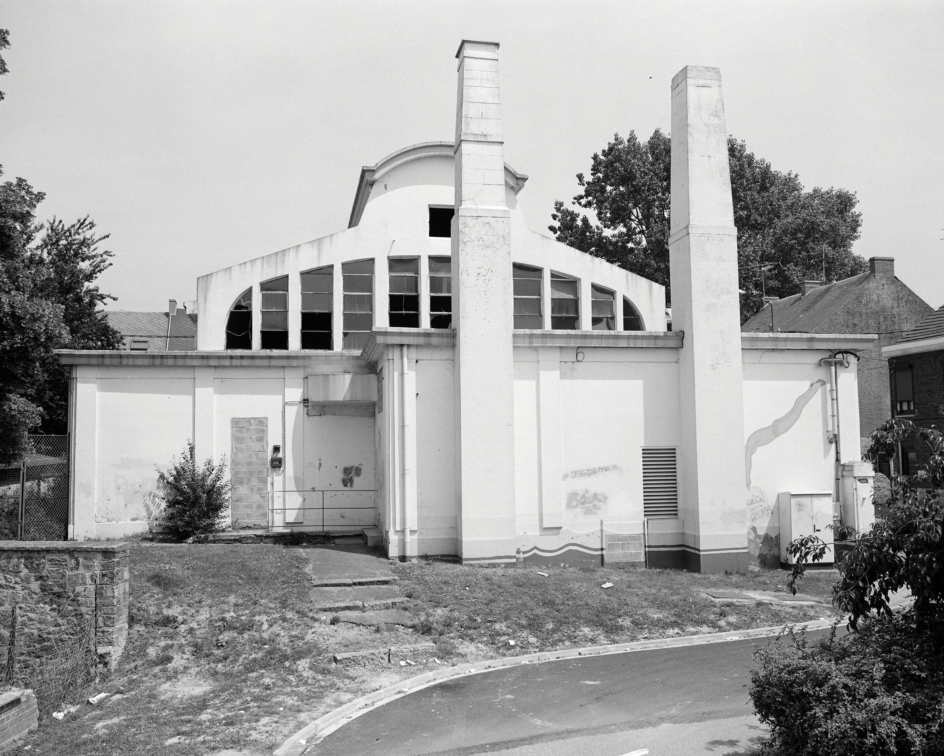 Anciens bains-douches et piscine