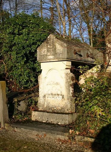 Monument sépulcral de l'architecte Amédée Maintenay