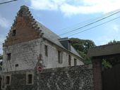 Maison dite de Fénélon, ancien logis de l'abbé (fin XVe s.), construite en pierres avec pignon à redents en brique.