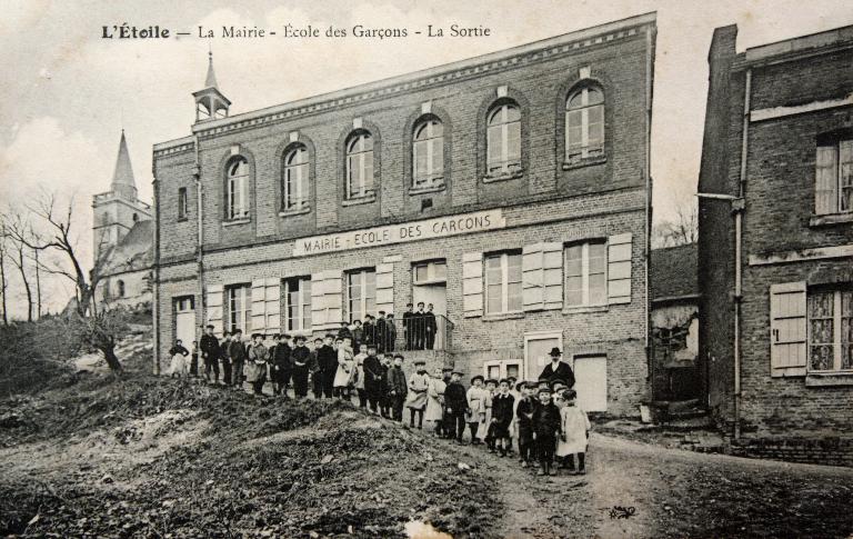 Ancienne école primaire de garçons de L’Étoile, devenue mairie-école, actuellement chapelle Sainte-Anne