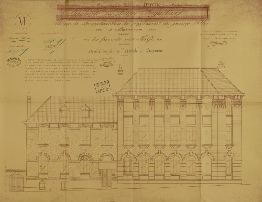 Ancienne caserne appelée pavillon Carré, puis École royale d'artillerie, puis prison, puis hôpital, puis pensionnat de jeunes filles Saint-Pierre, actuellement École Notre-Dame
