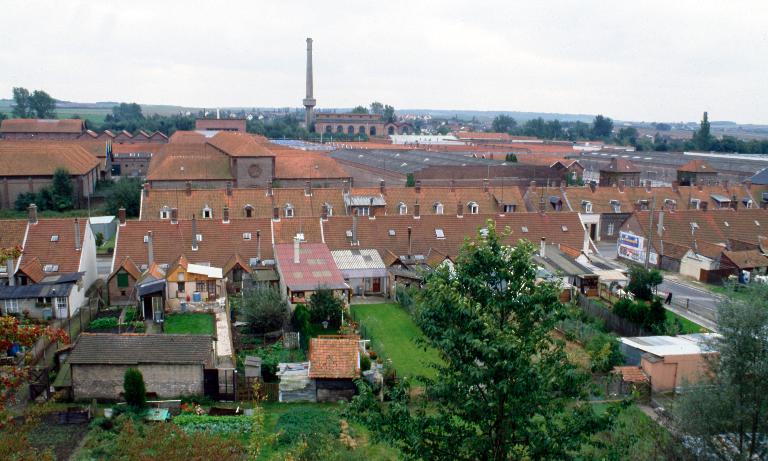 Vue d'ensemble du site industriel et de la cité Saint-Jean en 1993.