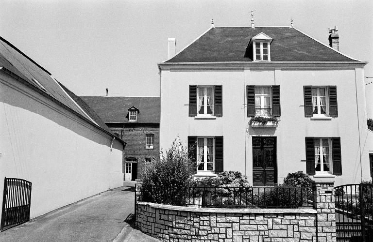 Ancien logement patronal Ducastel à Yzengremer
