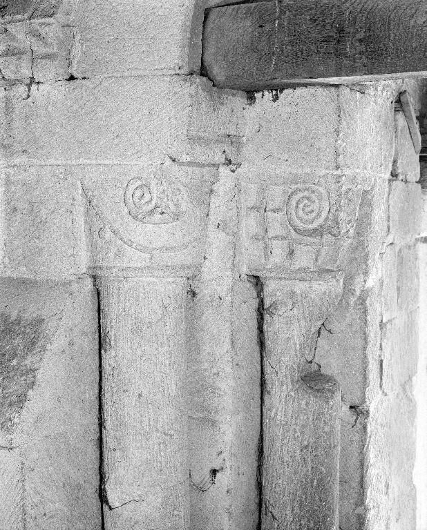 Ensemble des 66 colonnettes du clocher (décor d'architecture, décor d'élévation extérieure)