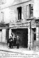 La rue de la République, l'artère commercante de la ville de Creil, est touchée par les bombardements de la Première Guerre Mondiale (AC Creil ; fonds local).