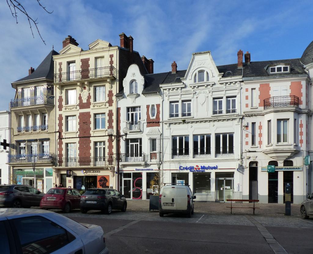 Maisons de commerce et immeuble de rapport, 18 à 24 place du Commandant-Louis-Daudré, datée 1922 (N°18) et 1925 (n°22).
