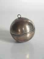 Attribut d'image sacrée (?) : globe (?)