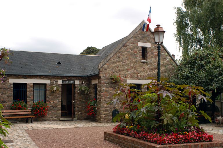 Ancienne école, puis école primaire mixte et mairie, actuellement mairie