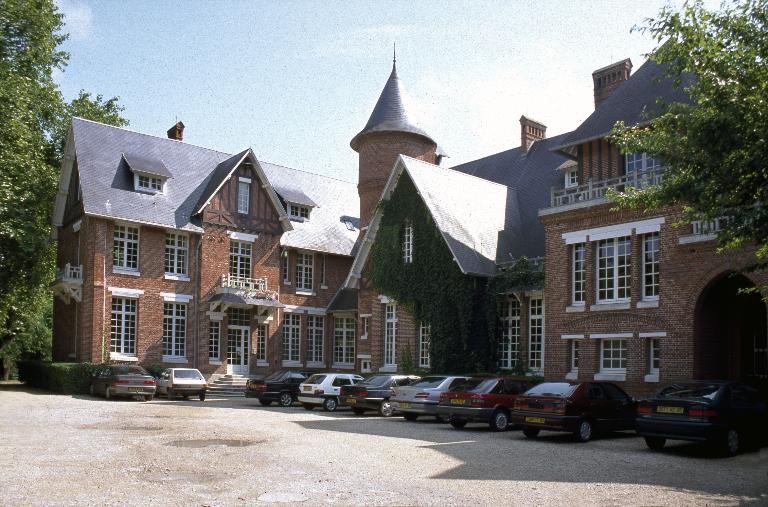 Ancienne maison de directeur de la C.N.S.R., puis direction technique de la Générale Sucrière, puis de Saint-Louis Sucre, dite Le Château